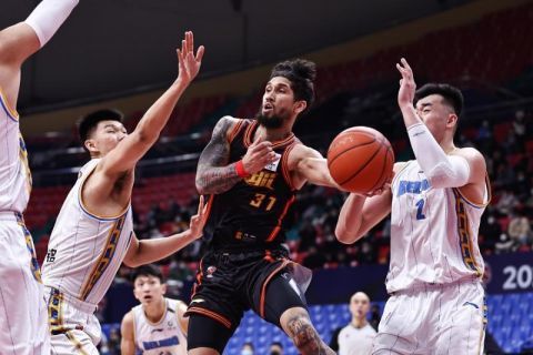 老太太无比坚定的说道：这只手镯，是我们祖上传下来的，我听我奶奶说，我们祖上在唐代行医两百多年，后来安史之乱的时候，老中青幼四代人，死得只剩下一个六岁儿童，自那之后，祖上的医术便彻底失传了，可那位活下来的先祖，从他爷爷手中继承了这枚手镯，当时他的爷爷告诉他，这手镯乃是凤骨藤所制，极其珍贵，要他一定传承下去，于是这枚手镯就一直传到了今天。